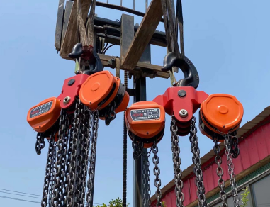 電力廠房沒有預留吊裝口，手拉倒鏈派上大用場